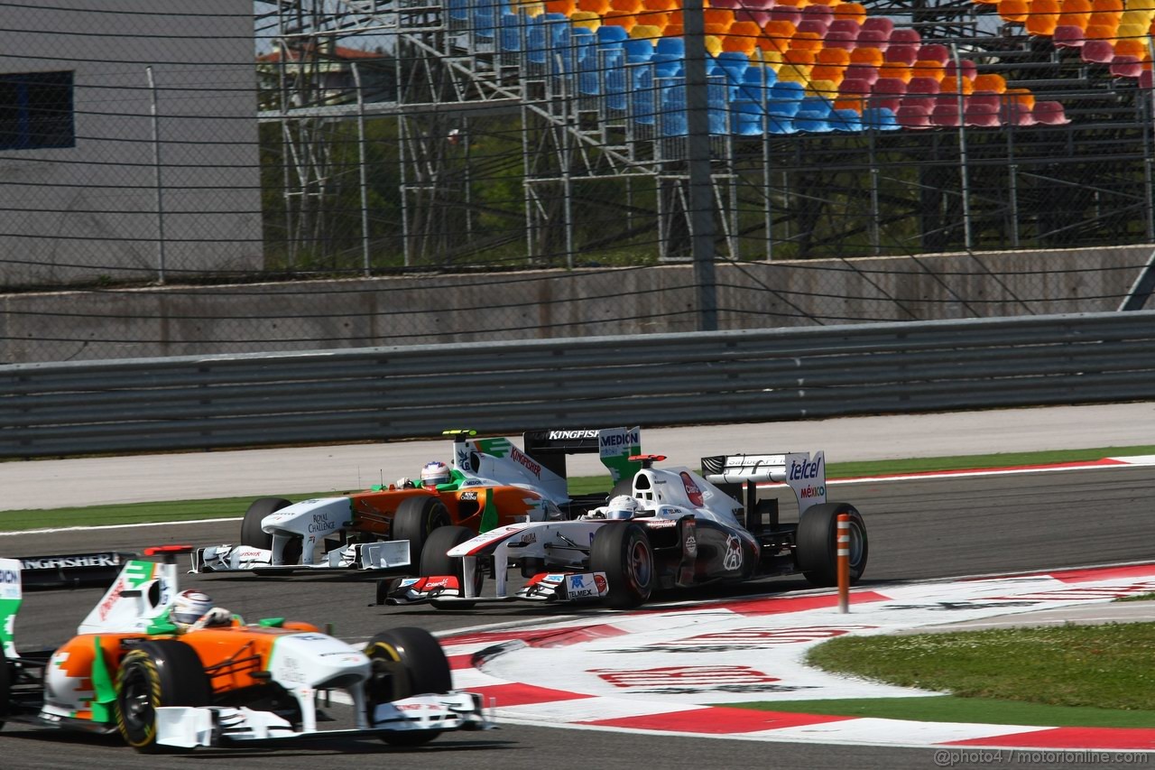 GP TURCHIA, 08.05.2011- Gara, Paul di Resta (GBR) Force India VJM04 e Kamui Kobayashi (JAP), Sauber F1 Team C30 