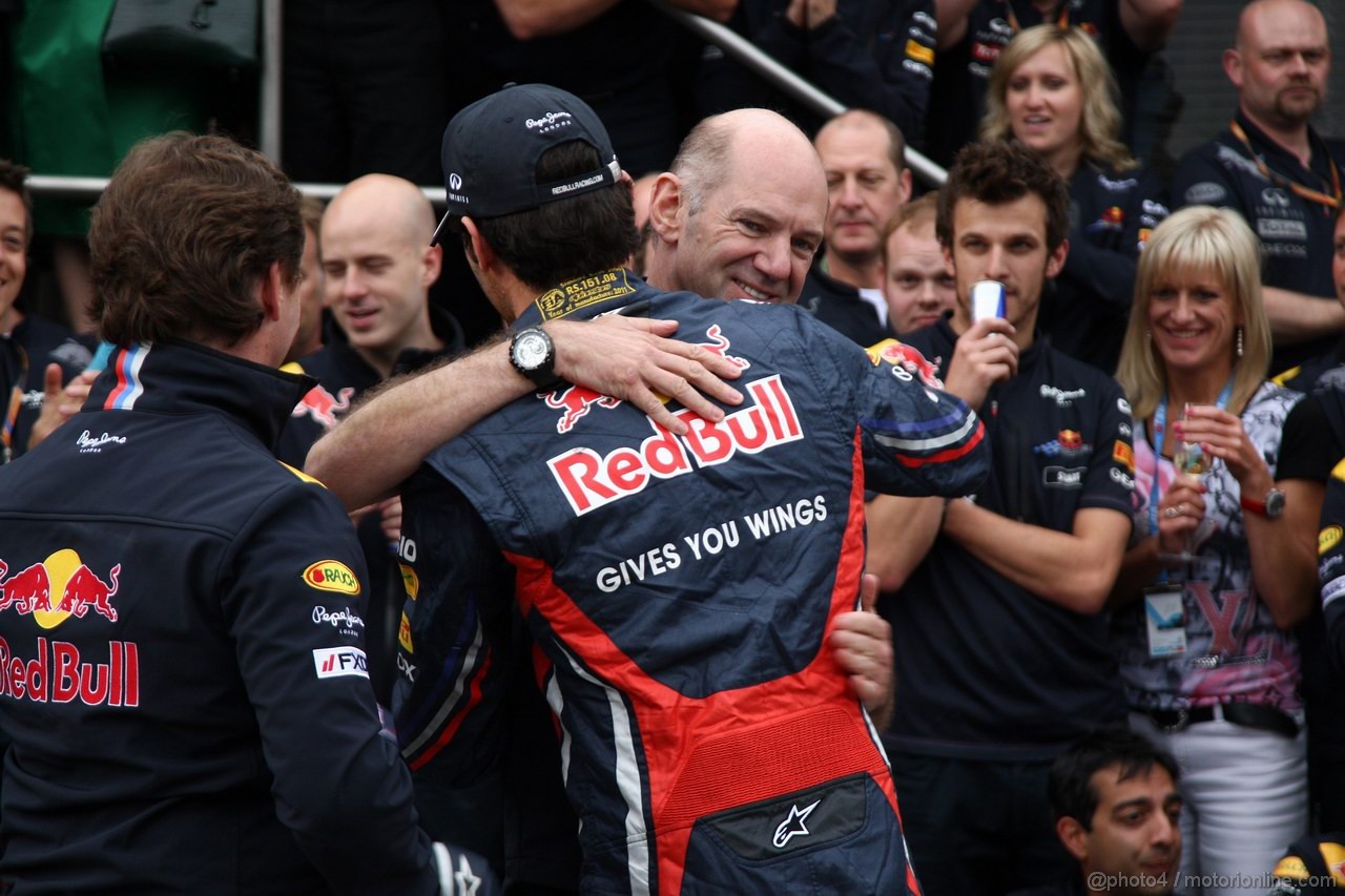 GP TURCHIA, 08.05.2011- Gara, Festeggiamenti, Mark Webber (AUS), Red Bull Racing, RB7 secondo e Adrian Newey (GBR), Red Bull Racing , Technical Operations Director 