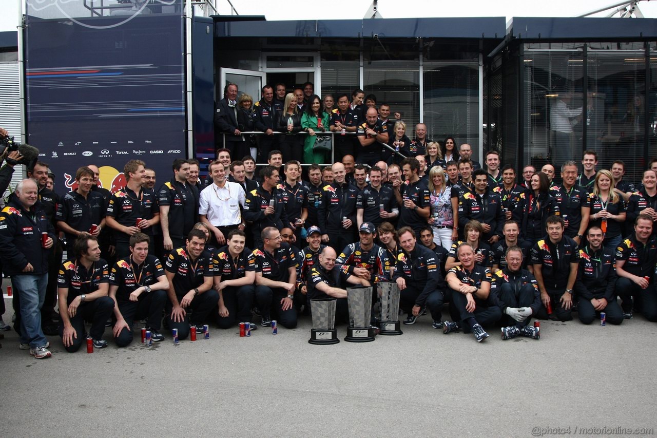 GP TURCHIA, 08.05.2011- Gara, Festeggiamenti, Sebastian Vettel (GER), Red Bull Racing, RB7 vincitore e Mark Webber (AUS), Red Bull Racing, RB7 secondo 