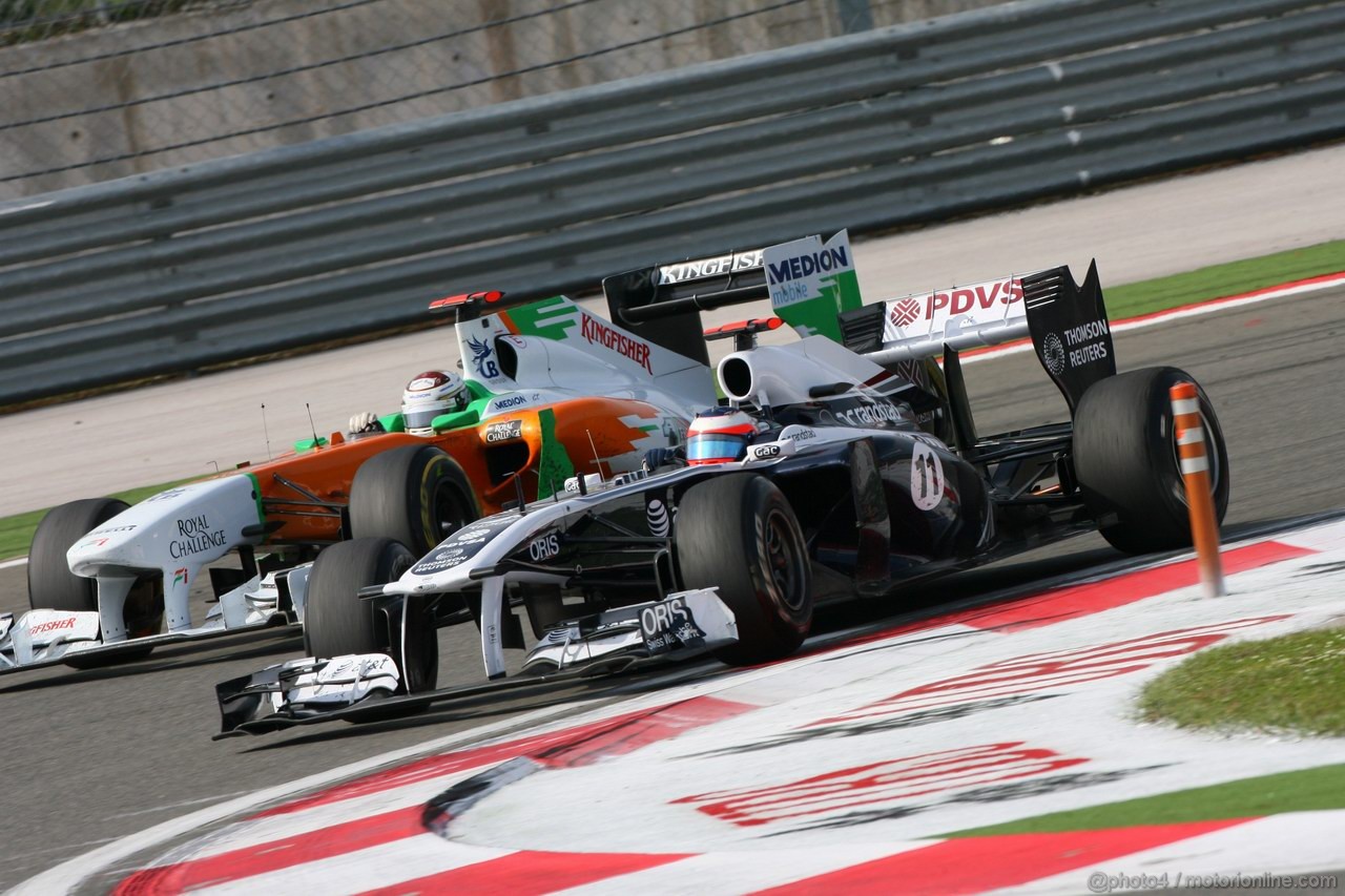 GP TURCHIA, 08.05.2011- Gara, Adrian Sutil (GER), Force India F1 Team, VJM04 e Rubens Barrichello (BRA), Williams FW33 