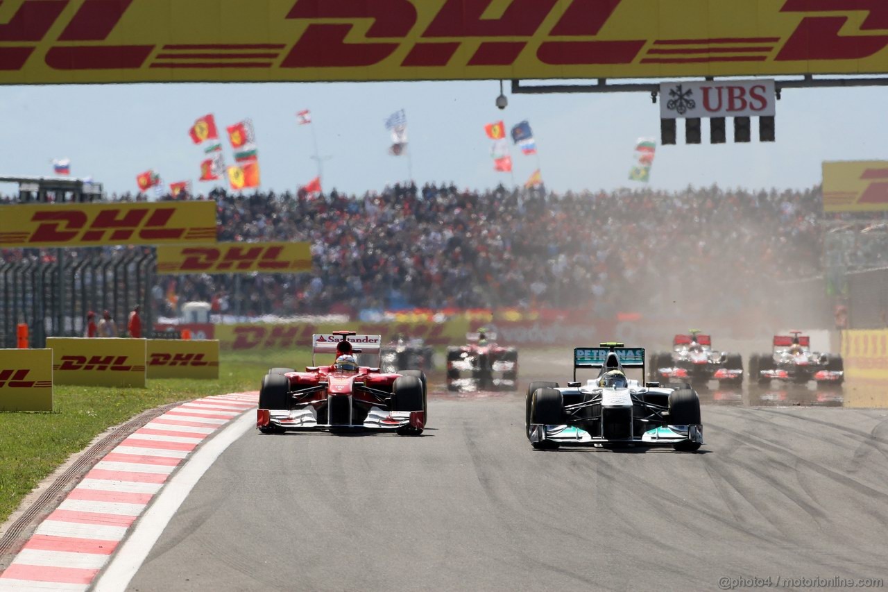 GP TURCHIA, 08.05.2011- Gara, Fernando Alonso (ESP), Ferrari, F-150 Italia e Nico Rosberg (GER), Mercedes GP Petronas F1 Team, MGP W02 