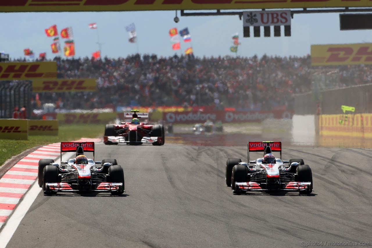 GP TURCHIA, 08.05.2011- Gara, Lewis Hamilton (GBR), McLaren  Mercedes, MP4-26 e Jenson Button (GBR), McLaren  Mercedes, MP4-26 