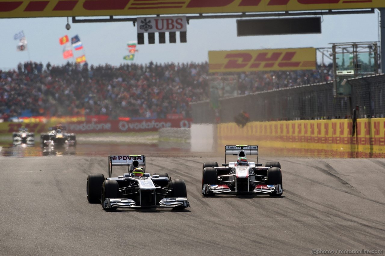 GP TURCHIA, 08.05.2011- Gara, Pastor Maldonado (VEN), Williams FW33 e Sergio Pérez (MEX), Sauber F1 Team C30 