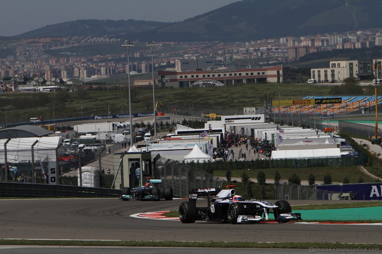GP TURCHIA, 07.05.2011- Prove Libere 3, Sabato, Rubens Barrichello (BRA), Williams FW33 davanti a Michael Schumacher (GER), Mercedes GP Petronas F1 Team, MGP W02 