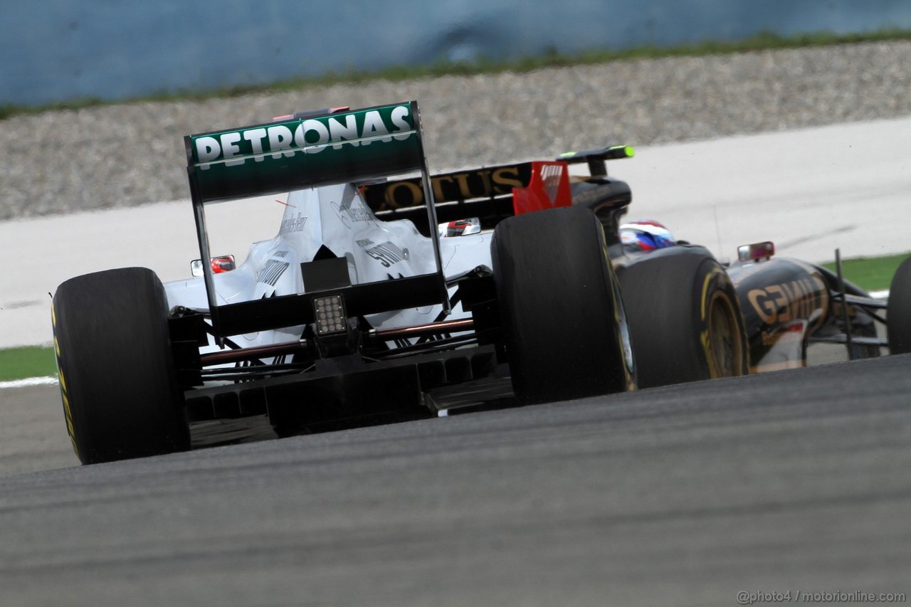 GP TURCHIA, 06.05.2011- Prove Libere 2, Venerdi', Michael Schumacher (GER), Mercedes GP Petronas F1 Team, MGP W02 e Vitaly Petrov (RUS), Lotus Renault GP, R31 