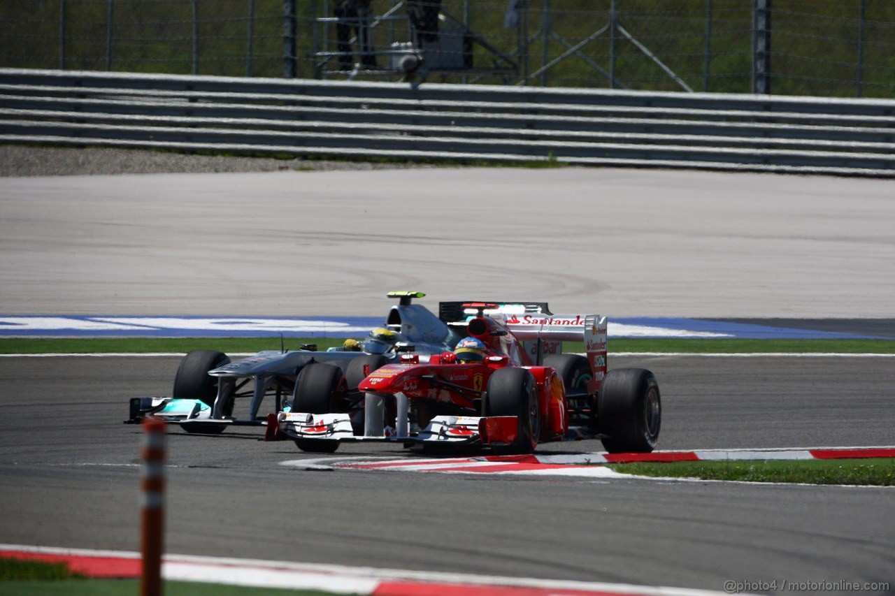 GP TURCHIA, 07.05.2011- Qualifiche, Nico Rosberg (GER), Mercedes GP Petronas F1 Team, MGP W02 e Fernando Alonso (ESP), Ferrari, F-150 Italia 