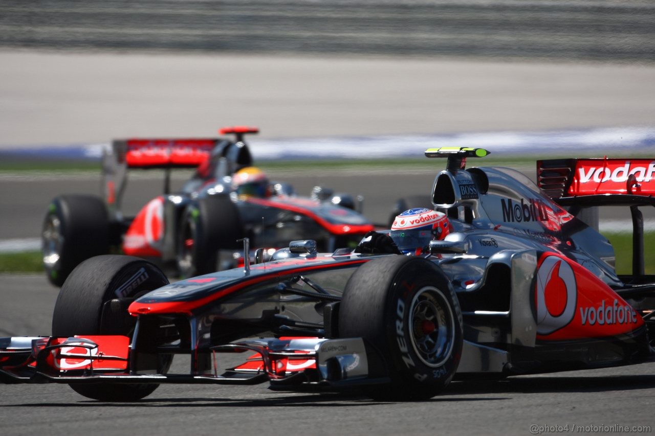 GP TURCHIA, 07.05.2011- Qualifiche, Jenson Button (GBR), McLaren  Mercedes, MP4-26 davanti a Lewis Hamilton (GBR), McLaren  Mercedes, MP4-26 