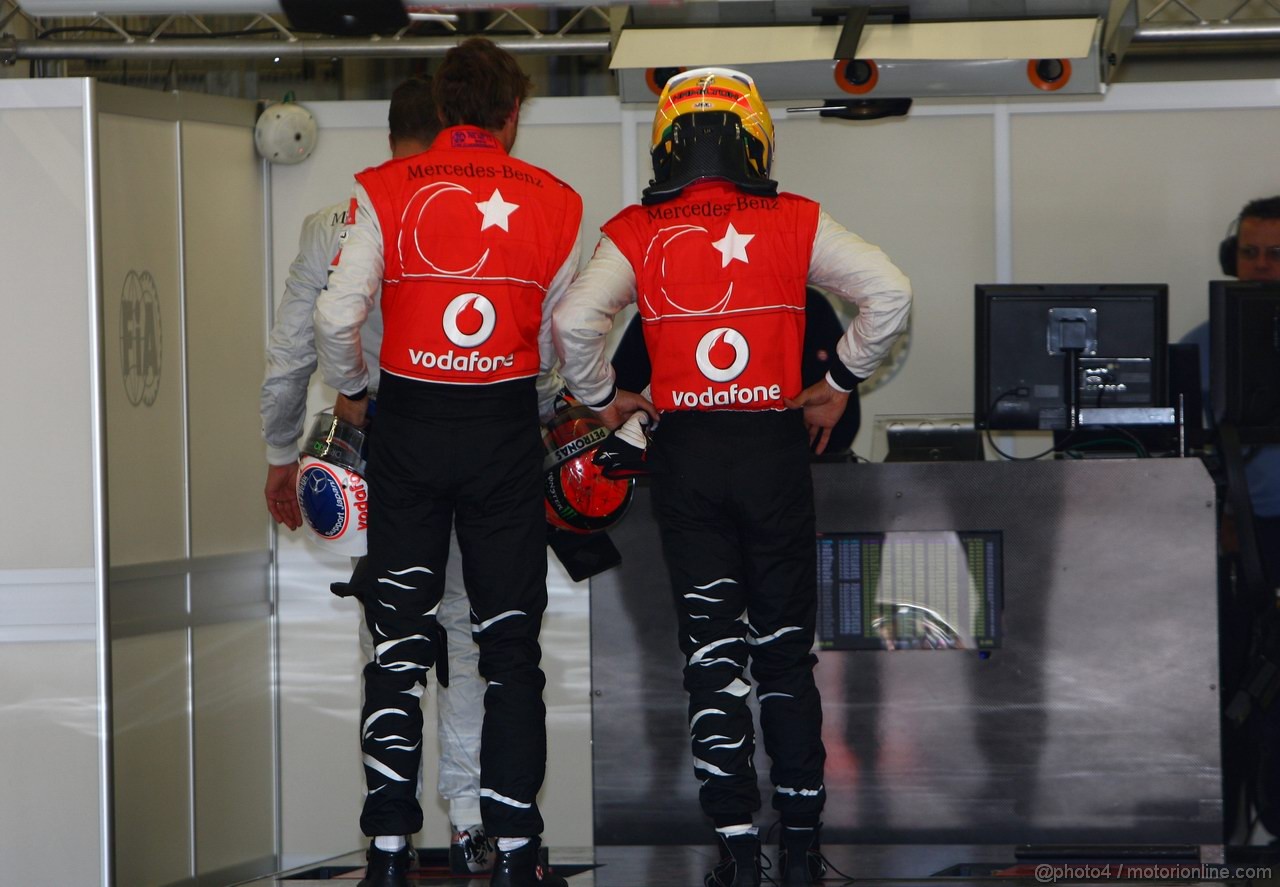 GP TURCHIA, 07.05.2011- Qualifiche, Jenson Button (GBR), McLaren  Mercedes, MP4-26 e Lewis Hamilton (GBR), McLaren  Mercedes, MP4-26 