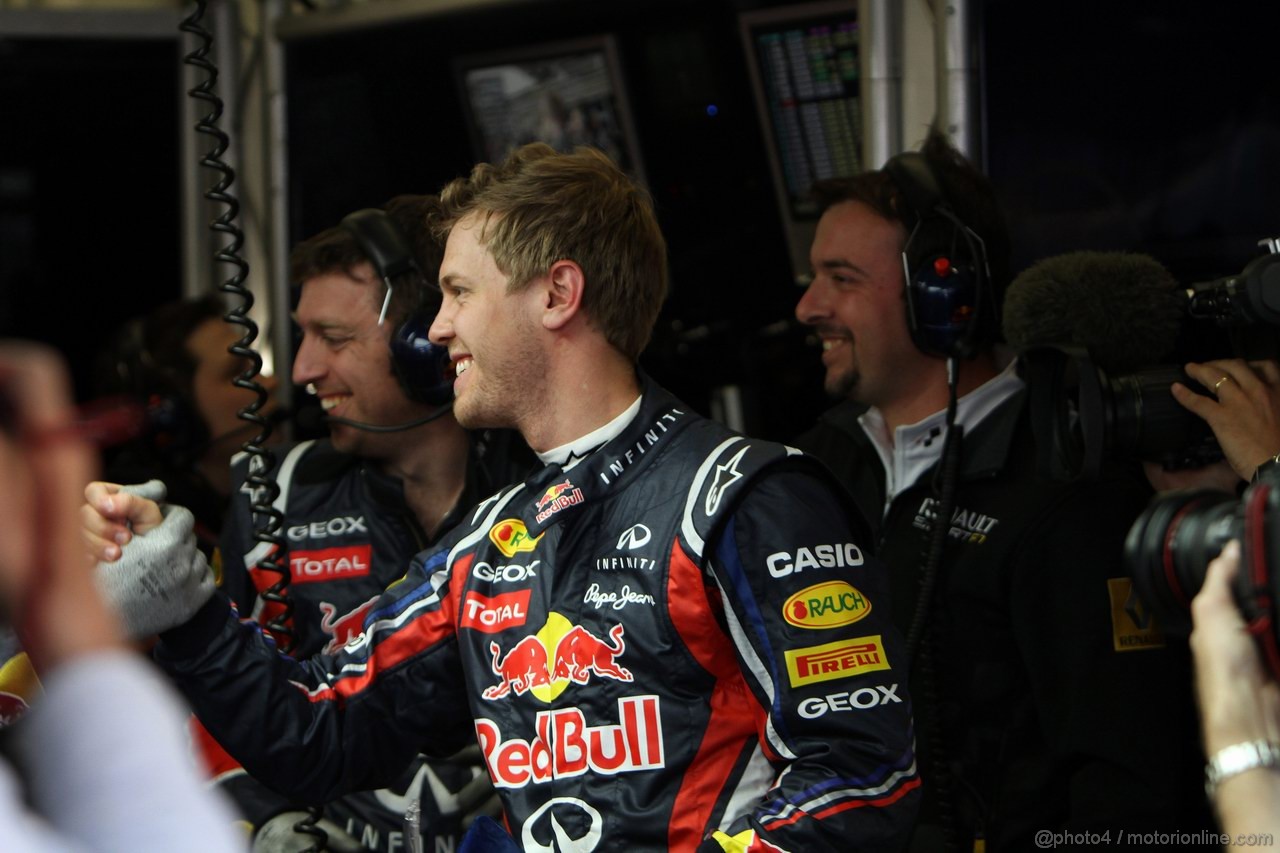 GP TURCHIA, 07.05.2011- Qualifiche, Sebastian Vettel (GER), Red Bull Racing, RB7 pole position celebrates with his meccanici 