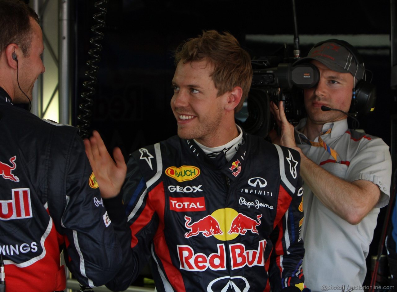 GP TURCHIA, 07.05.2011- Qualifiche, Sebastian Vettel (GER), Red Bull Racing, RB7 pole position celebrates with his meccanici 