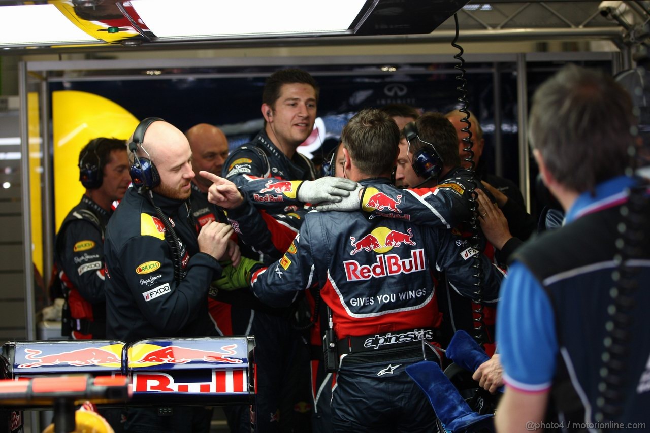 GP TURCHIA, 07.05.2011- Qualifiche, Mechanics celebrate pole position of Sebastian Vettel (GER), Red Bull Racing, RB7 