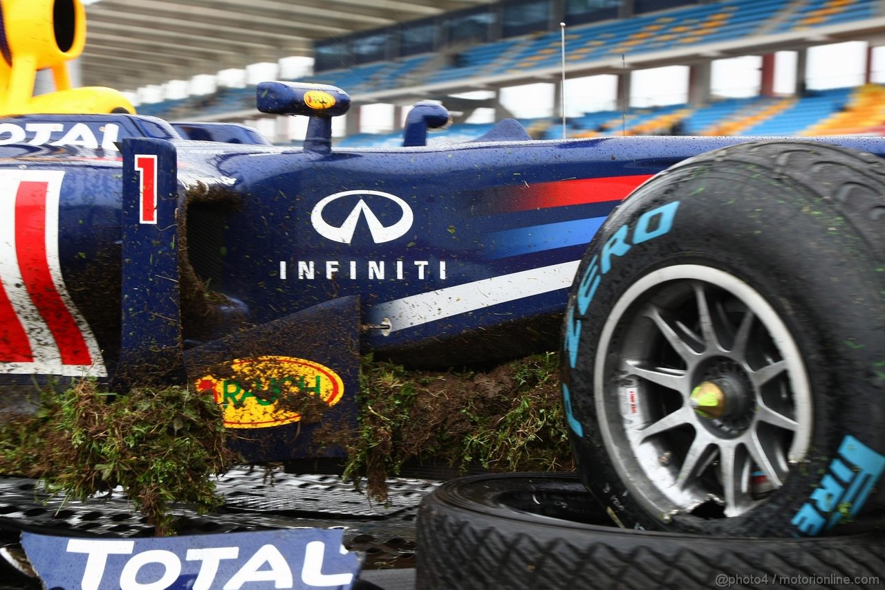 GP TURCHIA, 06.05.2011- Prove Libere 1, Venerdi', Sebastian Vettel (GER), Red Bull Racing, RB7, crash 
