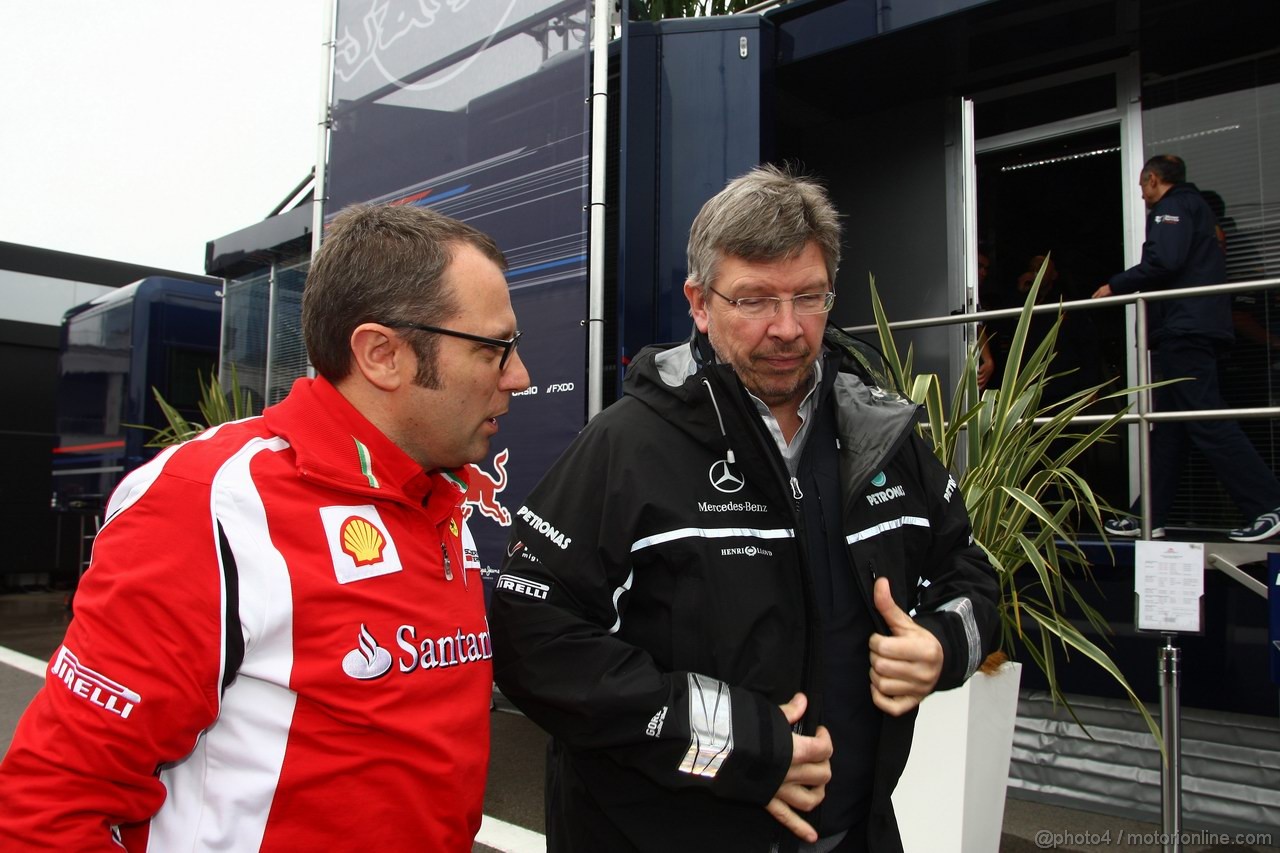 GP TURCHIA, 06.05.2011- Stefano Domenicali (ITA), Head of the Gestione Sportiva e Ross Brawn (GBR), Team Principal, Mercedes GP 