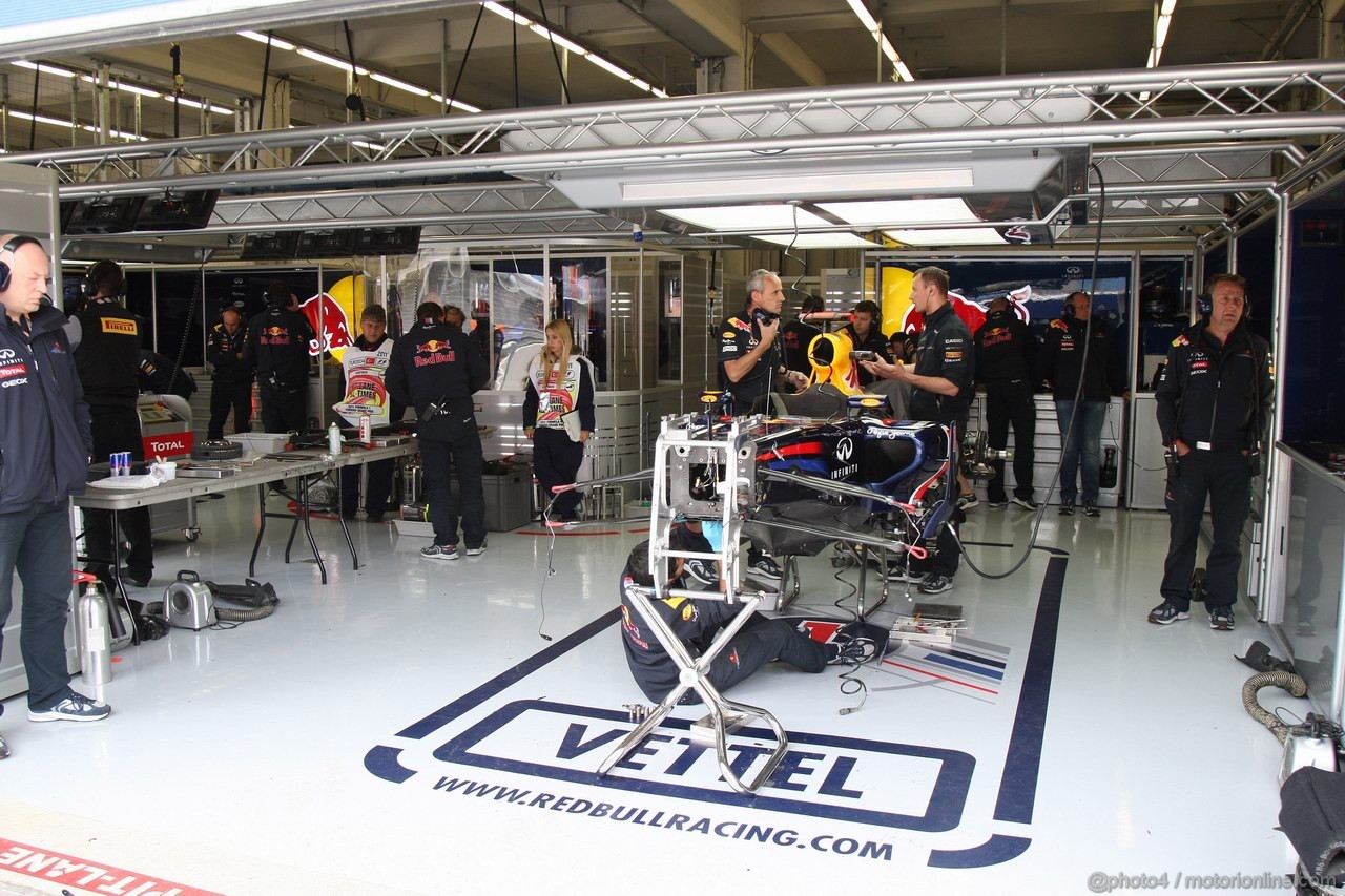 GP TURCHIA, 06.05.2011- Prove Libere 2, Venerdi', Mechanics work on the car of Sebastian Vettel (GER), Red Bull Racing, RB7 