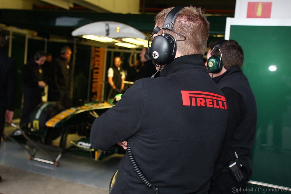 Jerez Test Febbraio 2011, 13.02.2011- Heikki Kovalainen (FIN), Team Lotus, TL11 e Pirelli staff