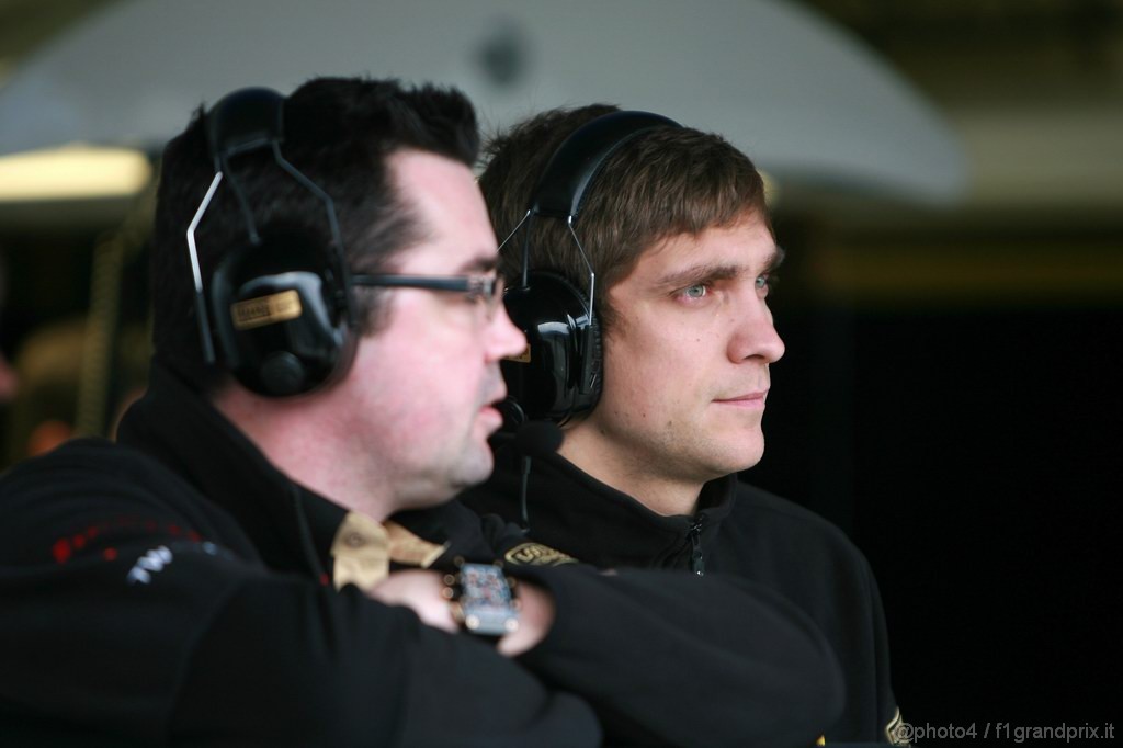 Jerez Test Febbraio 2011, 13.02.2011- Eric Boullier (FRA), Team Manager, Renault F1 Team e Vitaly Petrov (RUS), Lotus Renault GP, R31 