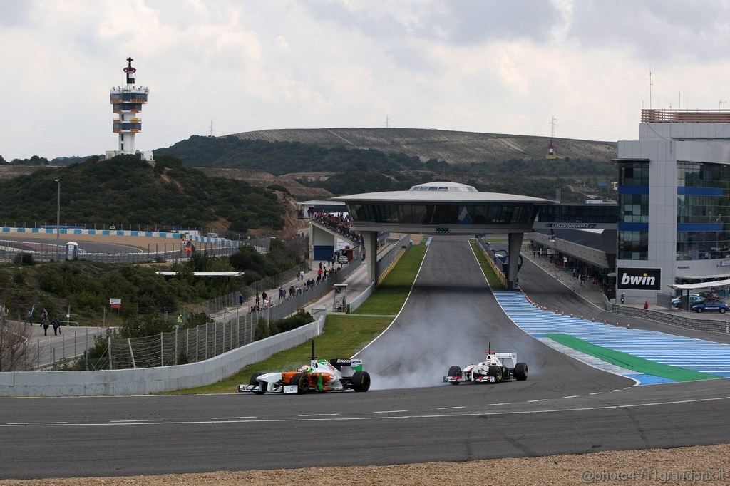 Jerez Test Febbraio 2011, 13.02.2011- Paul di Resta (GBR) Force India VJM04 e Kamui Kobayashi (JAP), Sauber F1 Team C30 