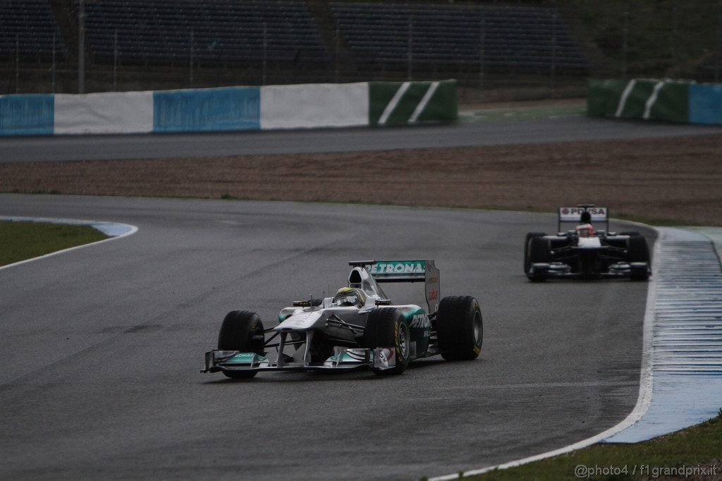 Jerez Test Febbraio 2011, 13.02.2011- Nico Rosberg (GER), Mercedes GP Petronas F1 Team, MGP W02 e Rubens Barrichello (BRA), Williams FW33 with rain tyres