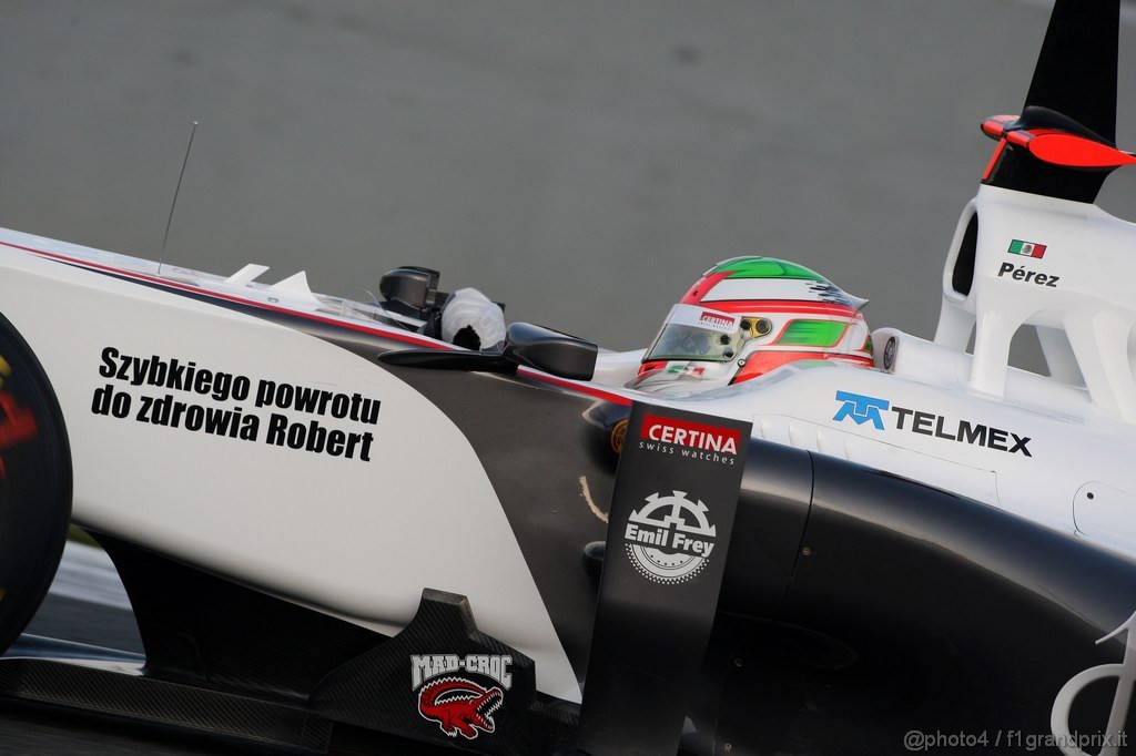 Jerez Test Febbraio 2011, Sergio Pérez (MEX), Sauber F1 Team C30 with a message for Robert Kubica (POL), Lotus Renault GP, R31 