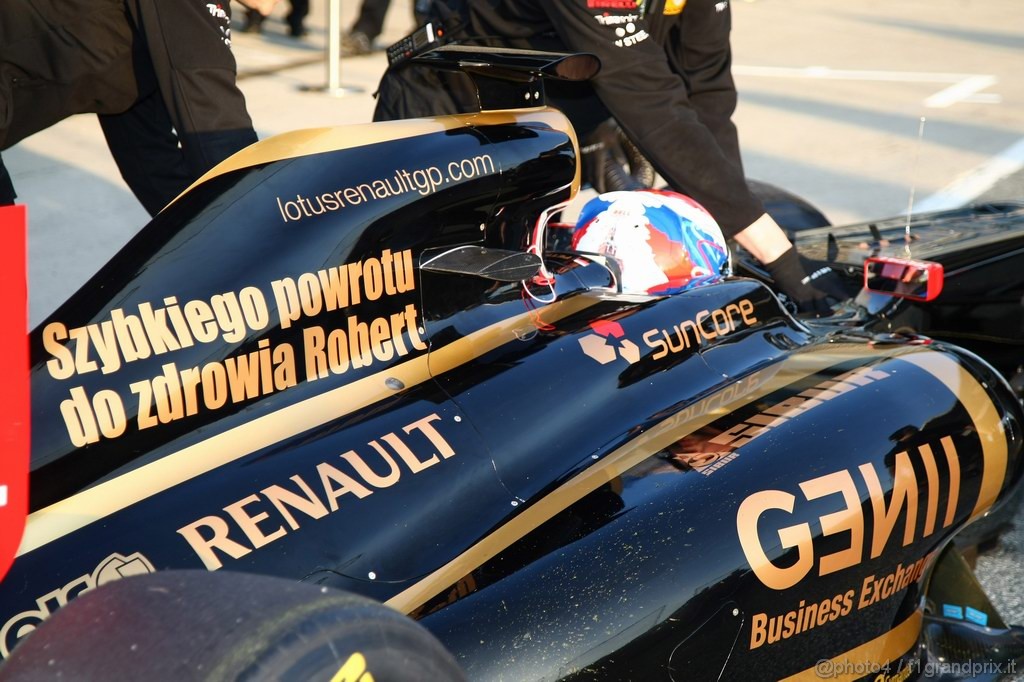Jerez Test Febbraio 2011, 10/2/201- Vitaly Petrov (RUS), Lotus Renault GP, R31 with message for Robert Kubica (POL), Lotus Renault GP, R31 