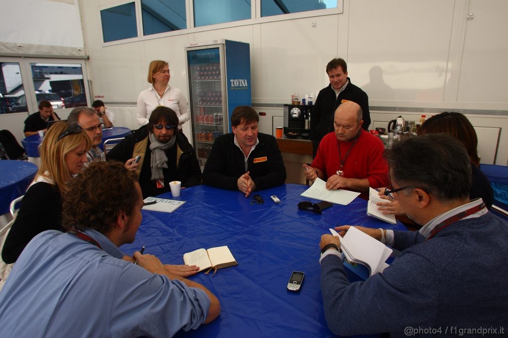 Jerez Test Febbraio 2011, 10/2/2011- Paul Hembery, Pirelli Motorspor Director e CEO East Asia e Pacific with journalists