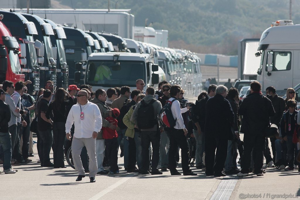 Jerez Test Febbraio 2011, 12.02.2011- Fans in the paddock 
