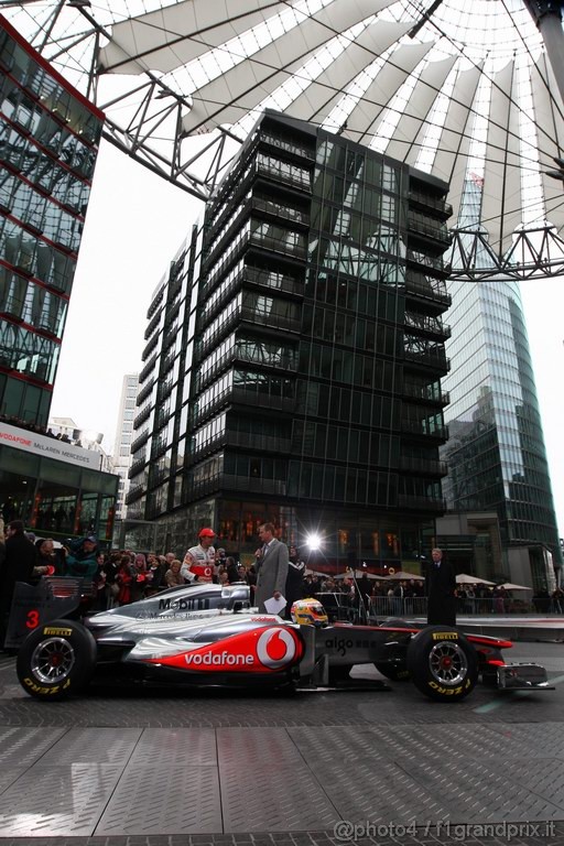 Mclaren MP4 26, 
Atmosphere - Vodafone McLaren Mercedes MP4-26 Launch 
