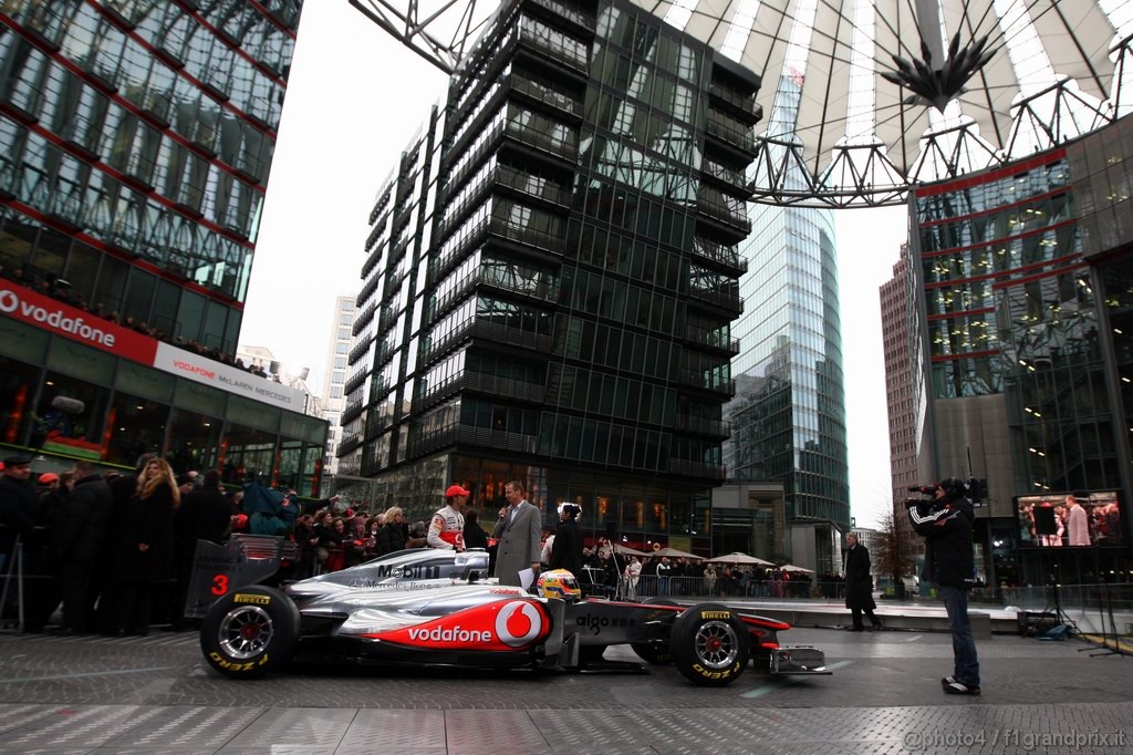 Mclaren MP4 26, 
Atmosphere - Vodafone McLaren Mercedes MP4-26 Launch 