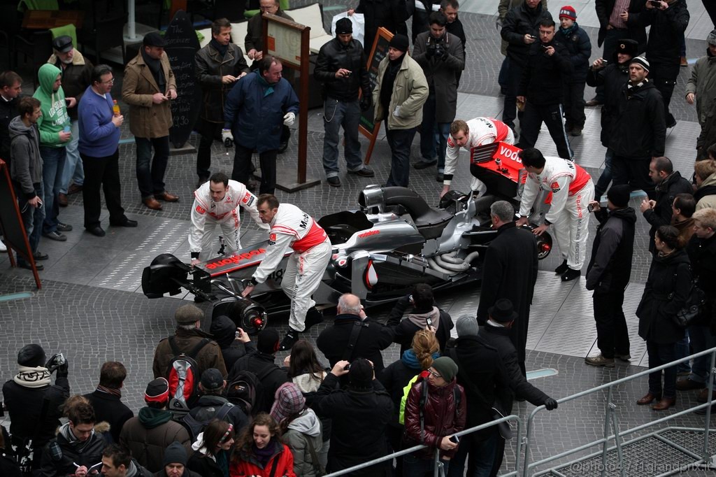 Mclaren MP4 26, 
Atmosphere - Vodafone McLaren Mercedes MP4-26 Launch 