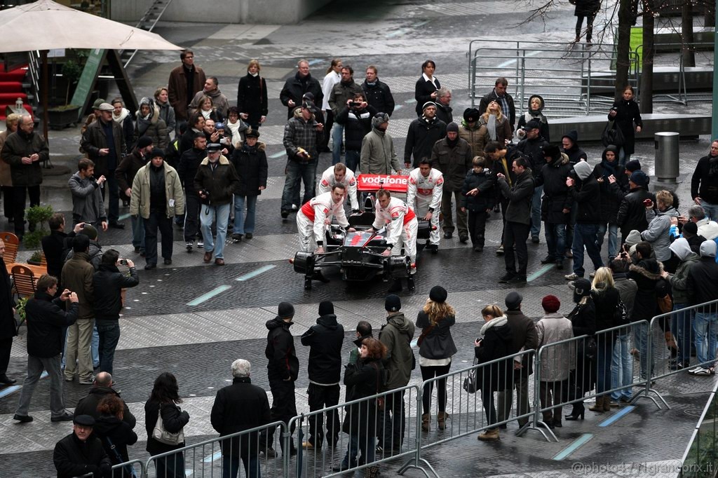 Mclaren MP4 26, 
Atmosphere - Vodafone McLaren Mercedes MP4-26 Launch 