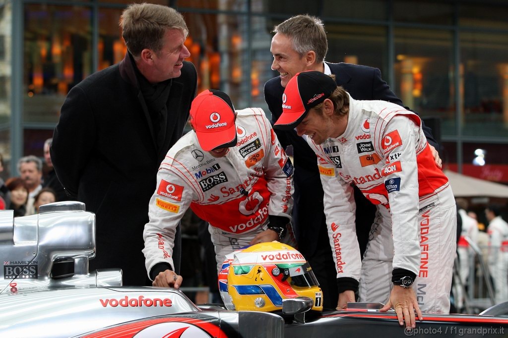 Mclaren MP4 26, 
Fritz Joussen (GER), CEO Vodafone Germany, Lewis Hamilton (GBR), McLaren Mercedes, Martin Whitmarsh (GBR), McLaren, Chief Executive Officer, Jenson Button (GBR), McLaren Mercedes - Vodafone McLaren Mercedes MP4-26 Launch 