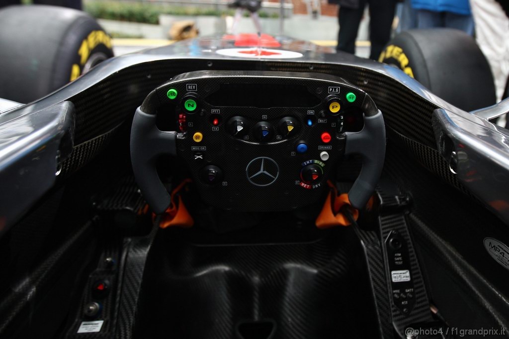 Mclaren MP4 26, 
Steering wheel detail - Vodafone McLaren Mercedes MP4-26 Launch 