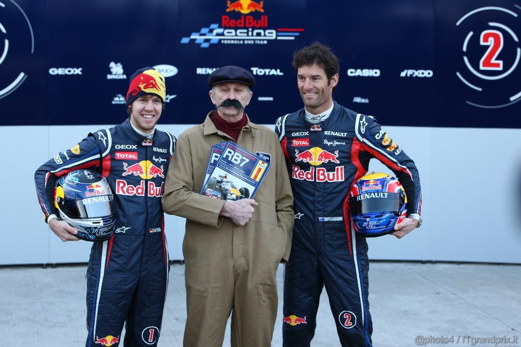 Red Bull RB7, 
Sebastian Vettel (GER) Red Bull Racing e Mark Webber (AUS) Red Bull Racing with a Haynes manual mechani - Red Bull Racing RB7 Launch - Formula 1 World Championship 