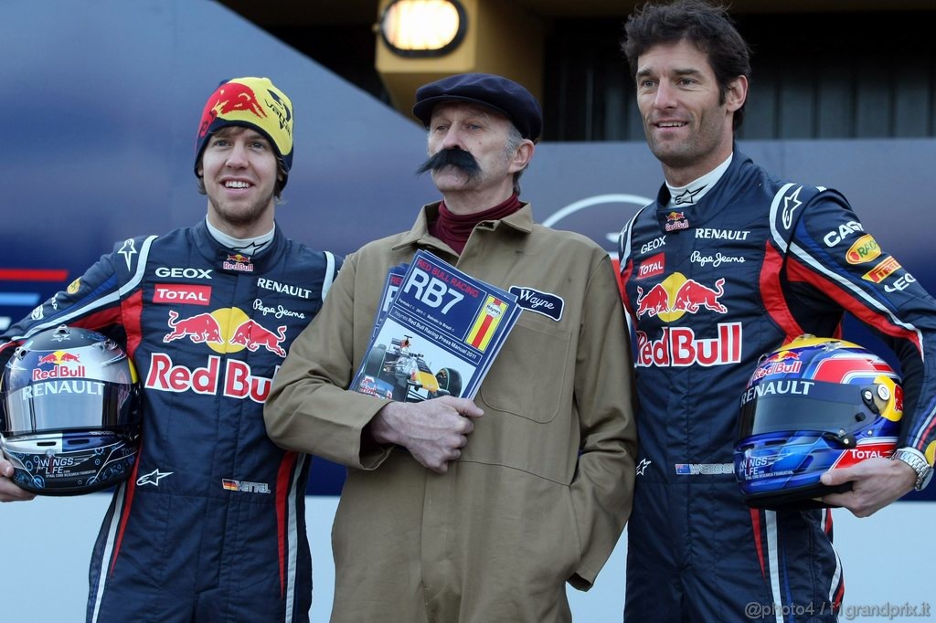 Red Bull RB7, 
Sebastian Vettel (GER) Red Bull Racing e Mark Webber (AUS) Red Bull Racing with a Haynes manual mechanic - Red Bull Racing RB7 Launch - Formula 1 World Championship 