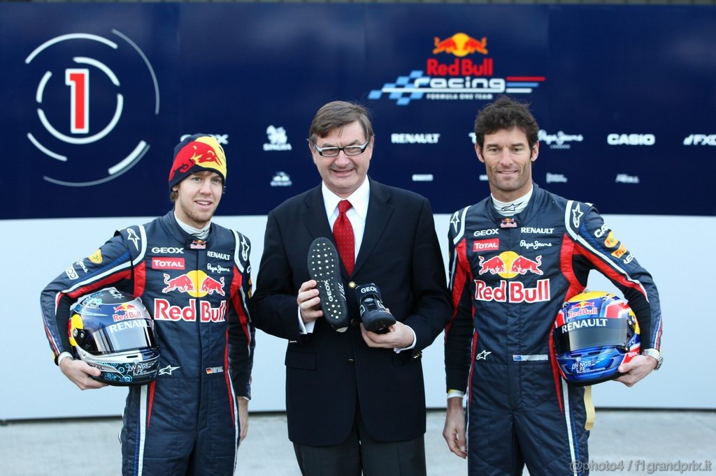 Red Bull RB7, 
Sebastian Vettel (GER) Red Bull Racing with Mark Webber (AUS), Red Bull Racing e a representative of GEOX - Red Bull Racing RB7 Launch - Formula 1 World Championship 