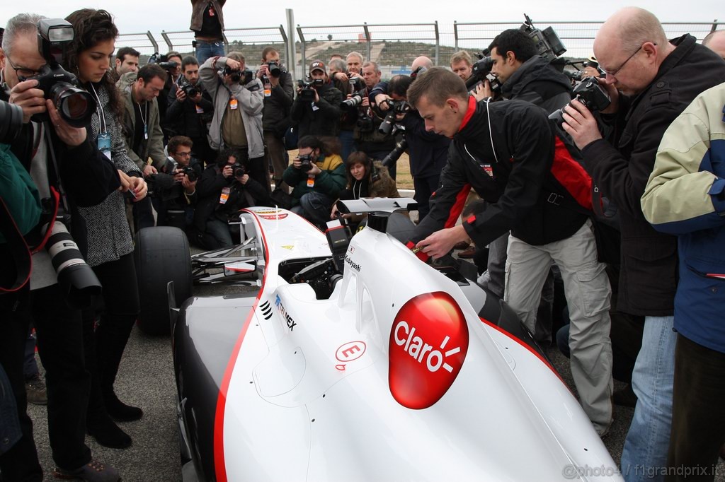 Sauber C30, 31.01.2011 Valencia, Spain, 
Photographers around the C30 - Sauber F1 Team C30 Launch - Formula 1 World Championship 