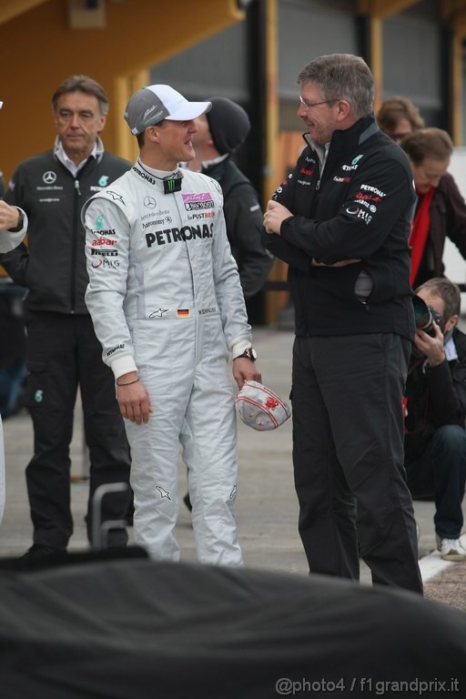 Valencia Test Febbraio 2011, Michael Schumacher (GER), Mercedes GP Petronas F1 Team, MGP W02 e Ross Brawn (GBR), Team Principal, Mercedes GP 