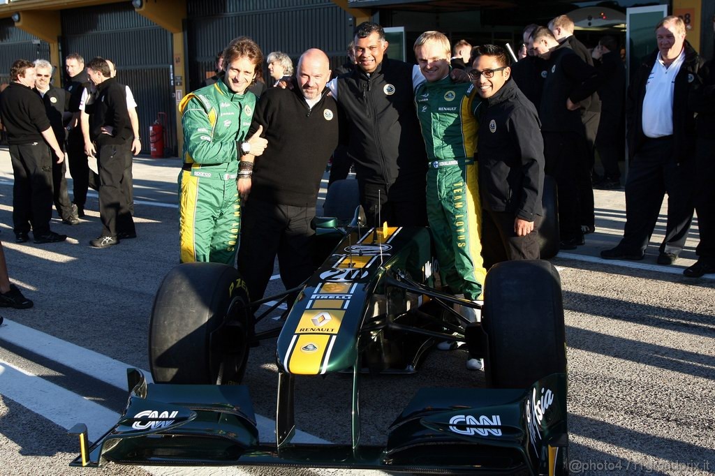 Valencia Test Febbraio 2011, 
Lotus team photo, Jarno Trulli (ITA), Team Lotus, Mike Gascoyne (GBR), Team Lotus, Chief Technical Officer, Tony Fernandes, Team Lotus, Team Principal, Heikki Kovalainen (FIN), Team Lotus
