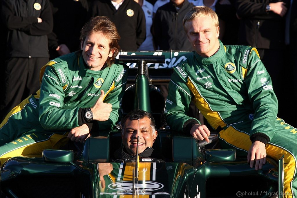 Valencia Test Febbraio 2011, 
Lotus team photo, Jarno Trulli (ITA), Team Lotus, Tony Fernandes, Team Lotus, Team Principal, Heikki Kovalainen (FIN), Team Lotus