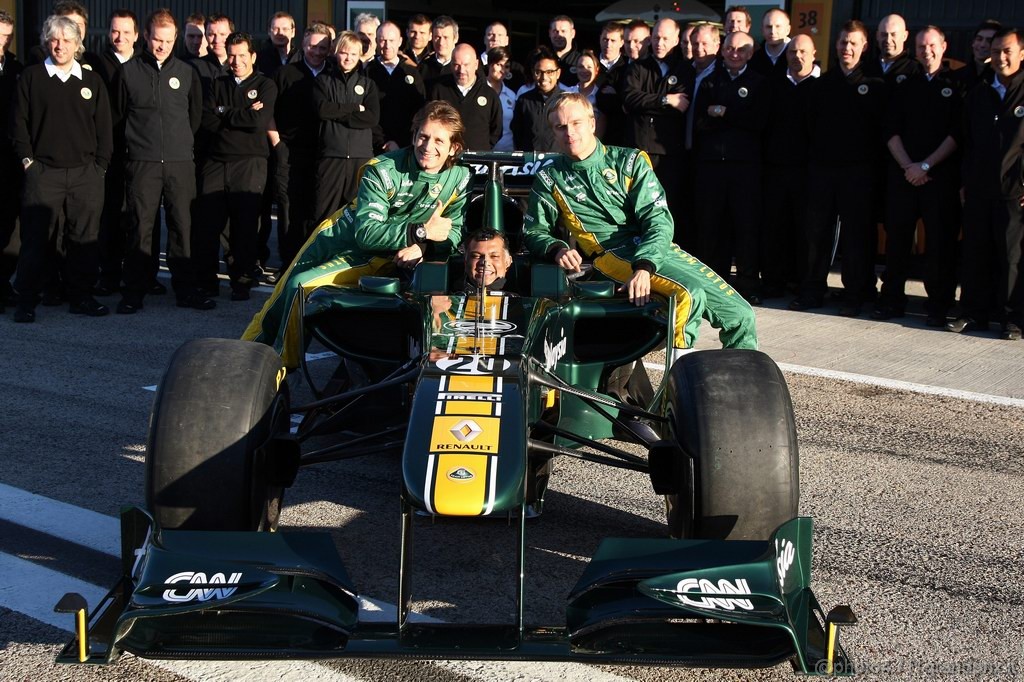 Valencia Test Febbraio 2011, 
Lotus team photo, Jarno Trulli (ITA), Team Lotus, Tony Fernandes, Team Lotus, Team Principal, Heikki Kovalainen (FIN), Team Lotus
