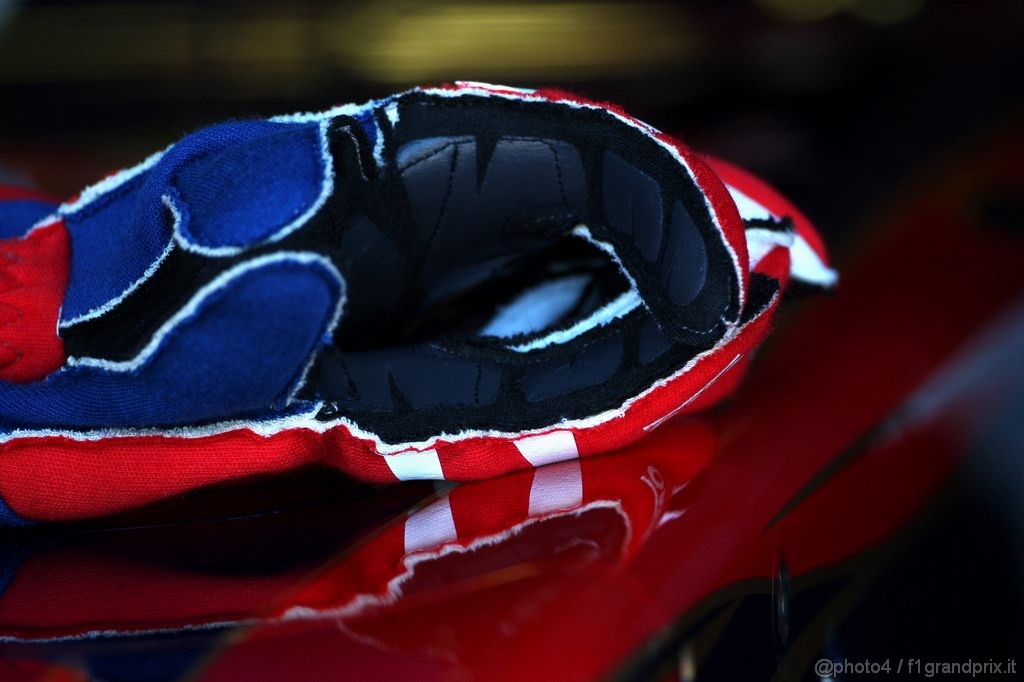Valencia Test Febbraio 2011, 
The gloves of Sébastien Buemi (SUI), Scuderia Toro Rosso 