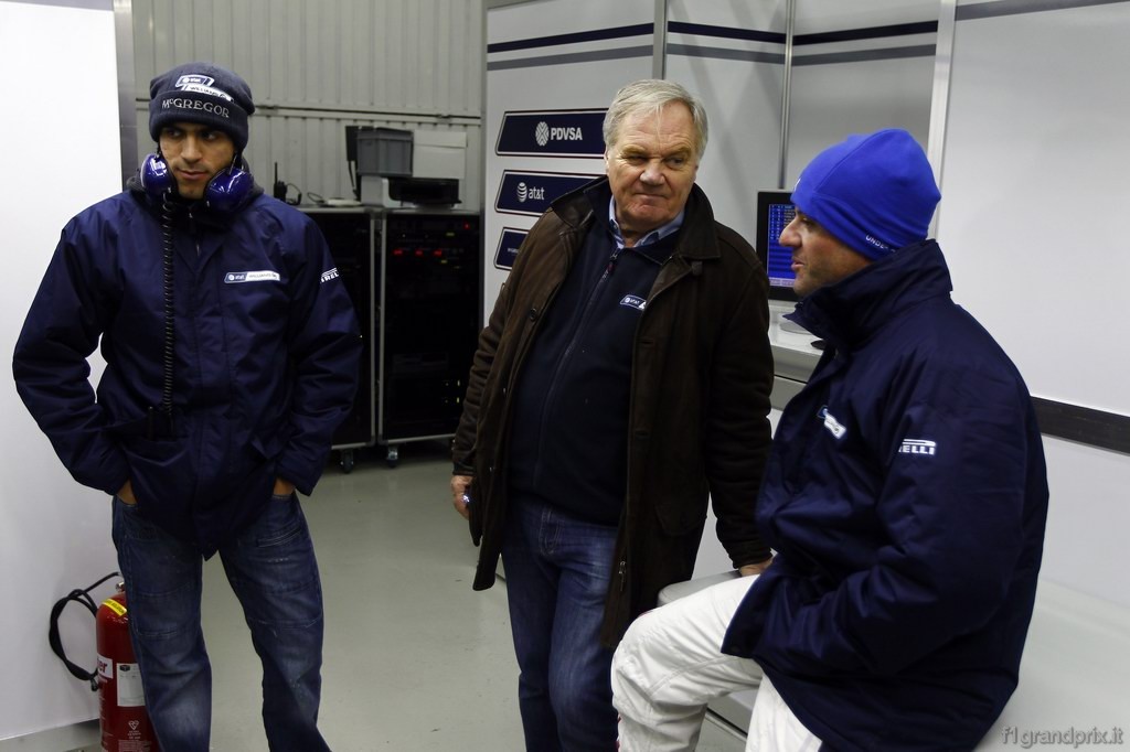Valencia Test Febbraio 2011, 2011 Formula One Testing 
Comunitat Valenciana Ricardo Tormo Circuit, Valencia, Spain. 
2nd February 2011.
Pastor Maldonado, Williams FW32 Cosworth with Patrick Head, Engineering Director, Williams F1 e Rubens Barrichello, Williams FW33 Cosworth.
World Copyright: Glenn Dunbar/LAT Photographic 
ref: Digital Image _G7C6513