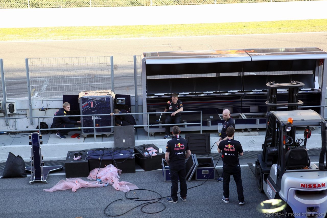 Barcelona Test Febbraio 2012, 23.02.2012 Barcelona, Spain,
Red Bull Racing pack up e finish the test early - Formula 1 Testing, day 3 - Formula 1 World Championship 