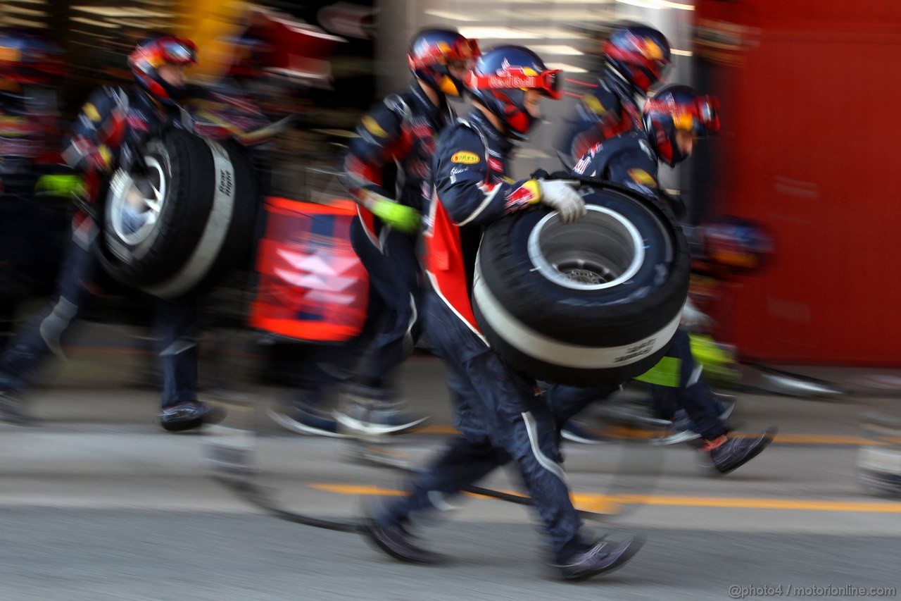 Barcelona Test Febbraio 2012, 22.02.2012, Barcelona, Spain,
Red Bull Racing meccanici  - Formula 1 Testing, day 2 - Formula 1 World Championship 