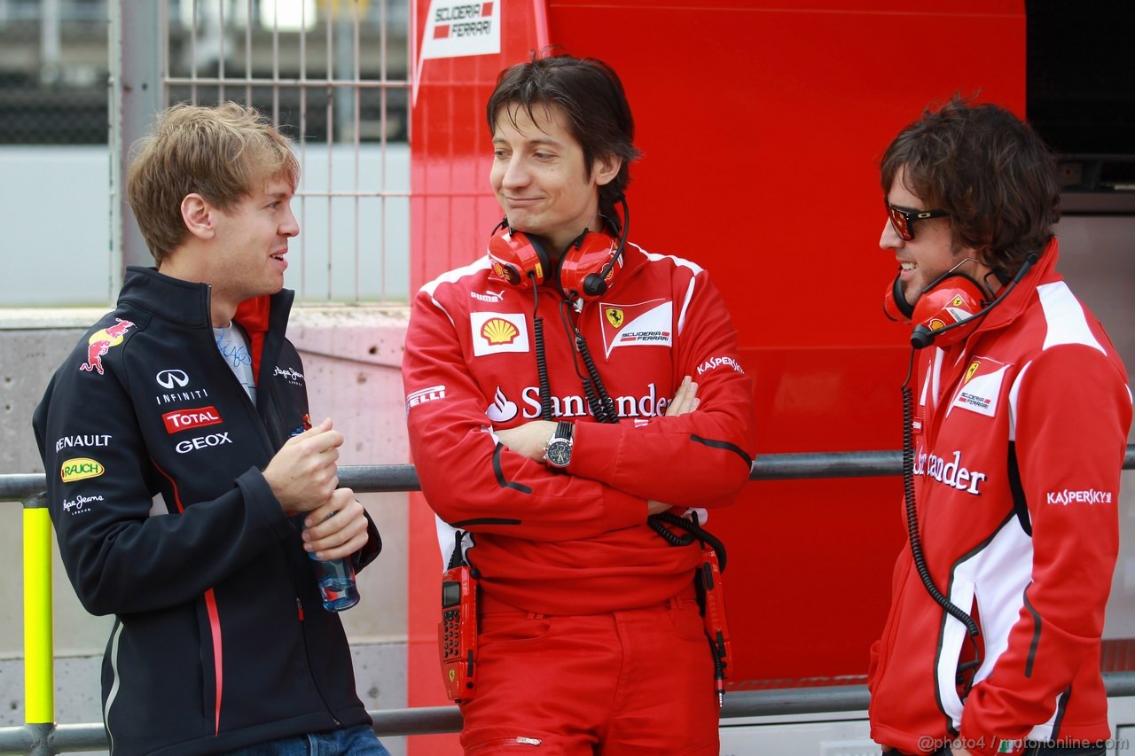 Barcelona Test Marzo 2012, 03.03.2012
Sebastian Vettel (GER), Red Bull Racing with Massimo Rivola (ITA), Ferrari  Sporting Director e Fernando Alonso (ESP), Ferrari  