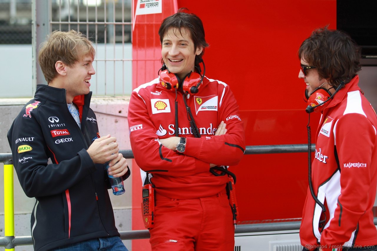 Barcelona Test Marzo 2012, 03.03.2012
Sebastian Vettel (GER), Red Bull Racing with Massimo Rivola (ITA), Ferrari  Sporting Director e Fernando Alonso (ESP), Ferrari 