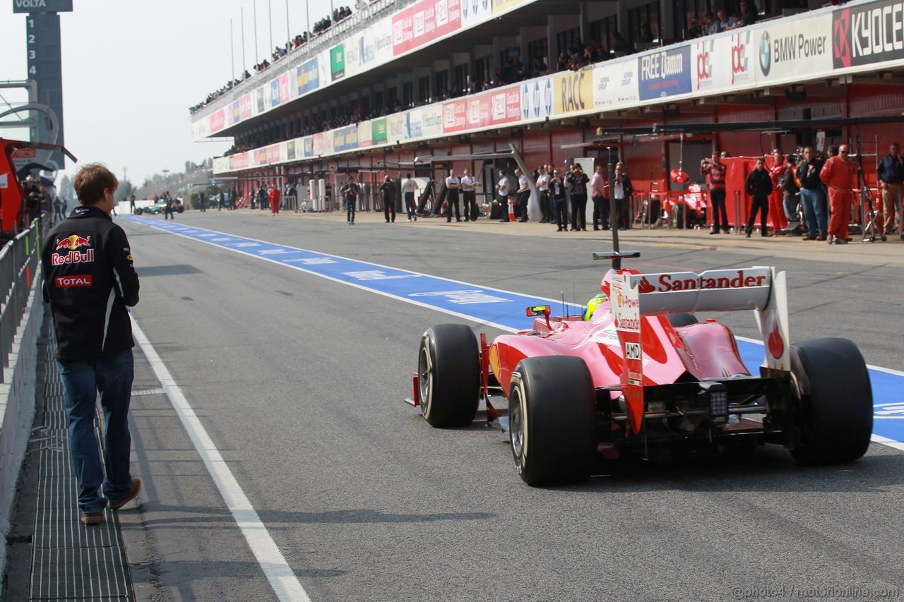 Barcelona Test Marzo 2012, 03.03.2012
Sebastian Vettel (GER), Red Bull Racing watches Felipe Massa (BRA), Ferrari