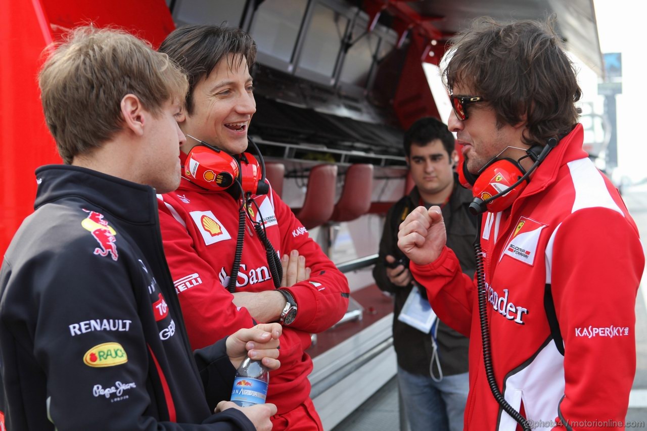 Barcelona Test Marzo 2012, 03.03.2012
Sebastian Vettel (GER), Red Bull Racing with Massimo Rivola (ITA), Ferrari  Sporting Director e Fernando Alonso (ESP), Ferrari 