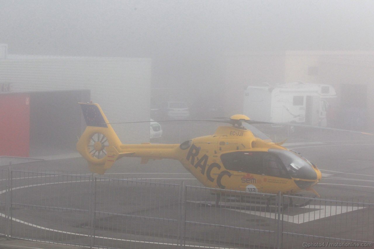 Barcelona Test Marzo 2012, 02.04.2012
Fog hits the track, medical helicopter