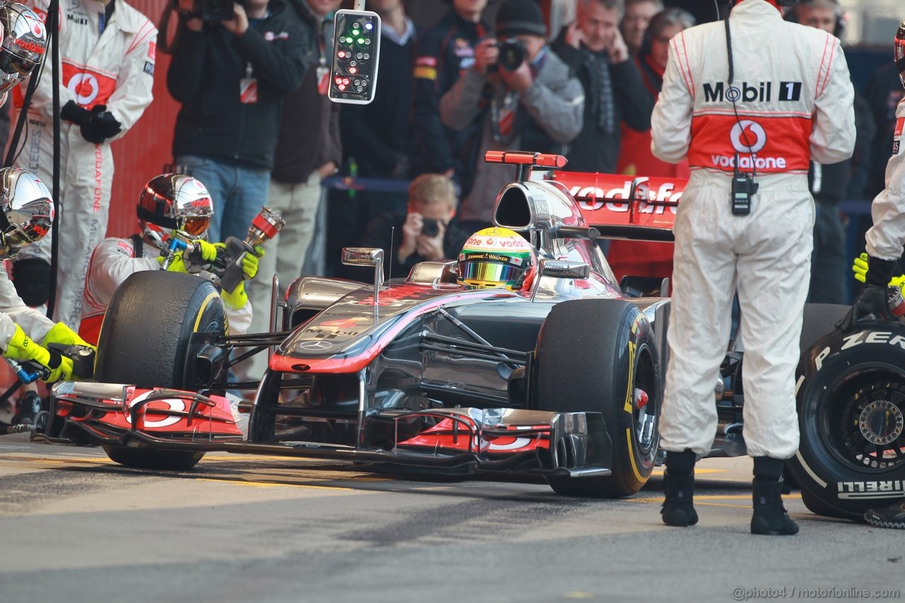 Barcelona Test Marzo 2012, 02.04.2012
Lewis Hamilton (GBR), McLaren Mercedes pit stop practice goes a bit wrong when a wheel gun gets stuck e Lewis tries to drive on 